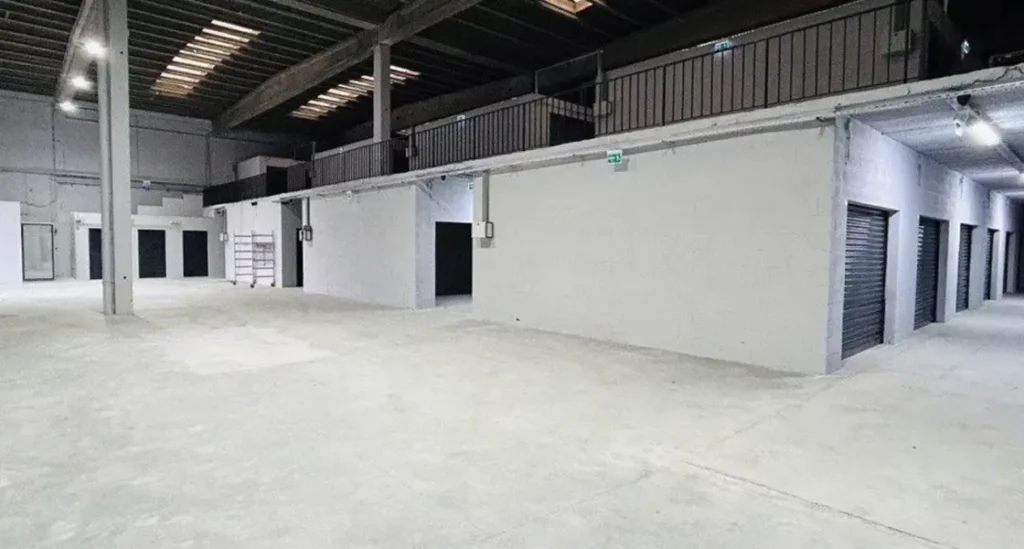 Entrepôt intérieur spacieux de securebox